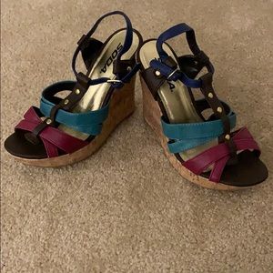 Color strap platforms